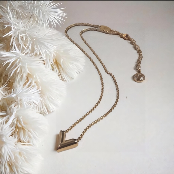Louis Vuitton ✨️ Essentials V Necklace Gold - Picture 10 of 17
